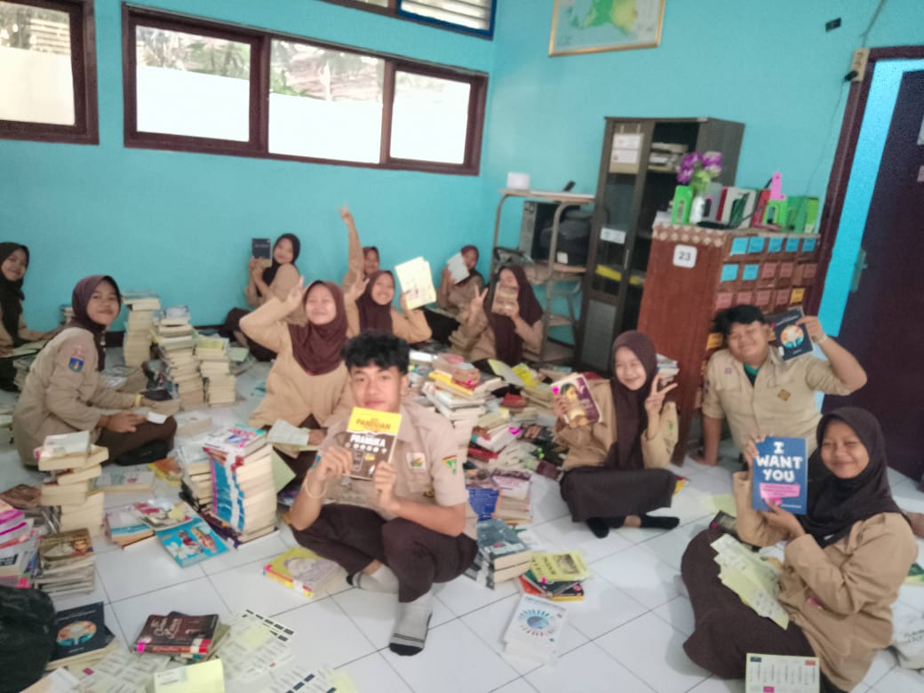 Relawan Literasi Pramuka SMAN 1 Ciruas Bantu Penataan Ribuan Buku di Perpustakaan PUSMANCIR